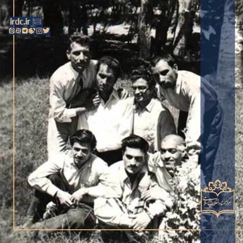 عای شریعتی در دوران دانشجویی (نفر دوم سمت چپ ردیف بالا)