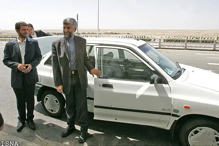 سعید جلیلی از پراید ضد گلوله پیاده می شود سعید جلیلی از پراید ضد گلوله پیاده می شود