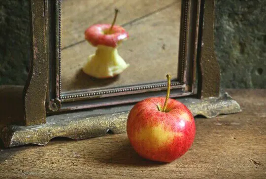 سیب در برابر آیینهبا تصویر تحریف شده سیب در برابر آیینهبا تصویر تحریف شده