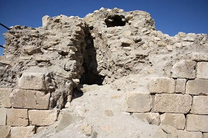 خراب‌کاری در آرامگاهِ جاماسب!