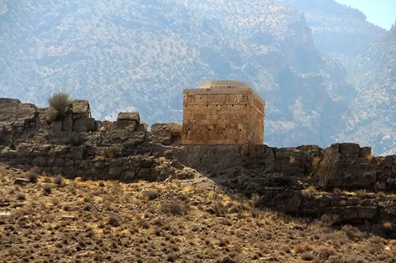 خراب‌کاری در آرامگاهِ جاماسب!