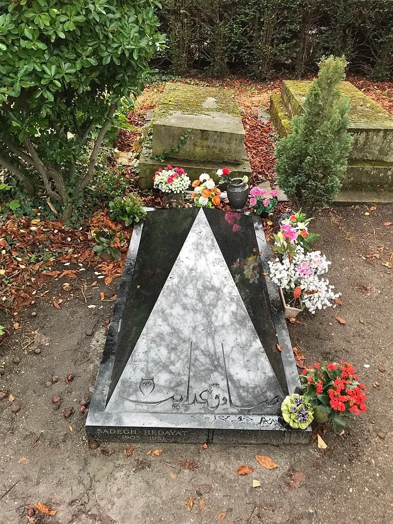 گور صادق هدایت در قبرستان پرلاشز پاریس