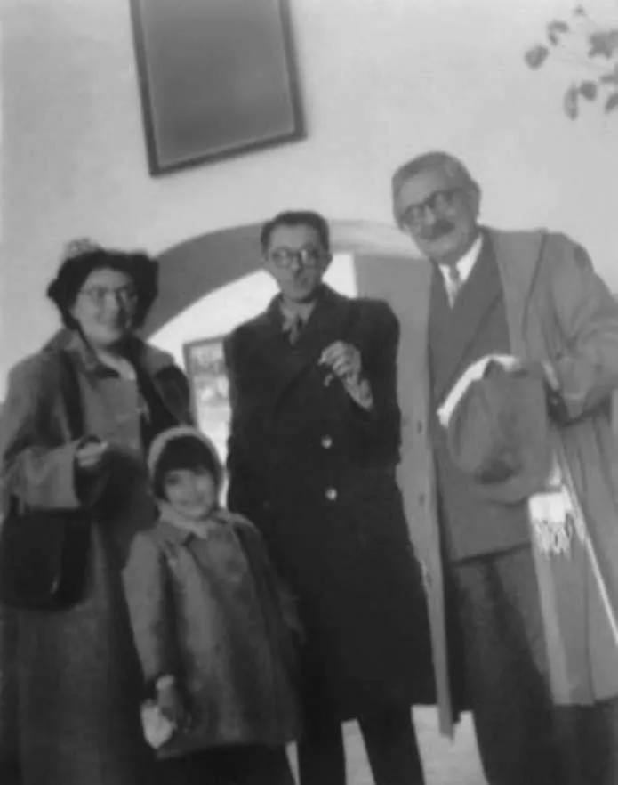 آخرین عکس صادق هدایت صادق هدایت در کنار پدر و مادرش (رضاقلی‌خان هدایت و زیورالملک)