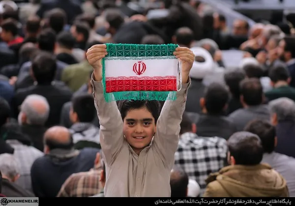 کودکی در دیار با رهبری پرچم جمهوری اسلامی را بالای سرگرفته است
