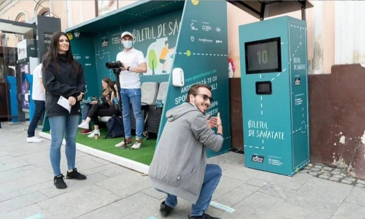 جوانی در برابر دستگاه هوشمند جوانی در برابر دستگاه هوشمند