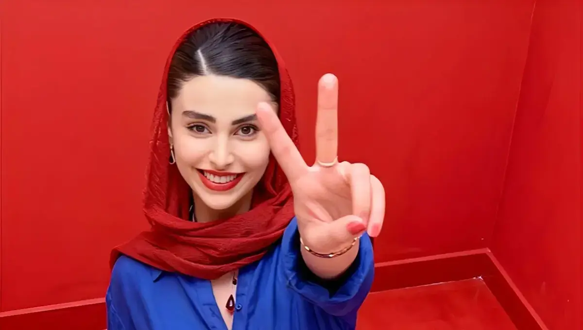 لاله مرزبان با استایل سرخابی و بوت‌های بلند در فوتوشوتی متفاوت! عکس‌ها را ببینید