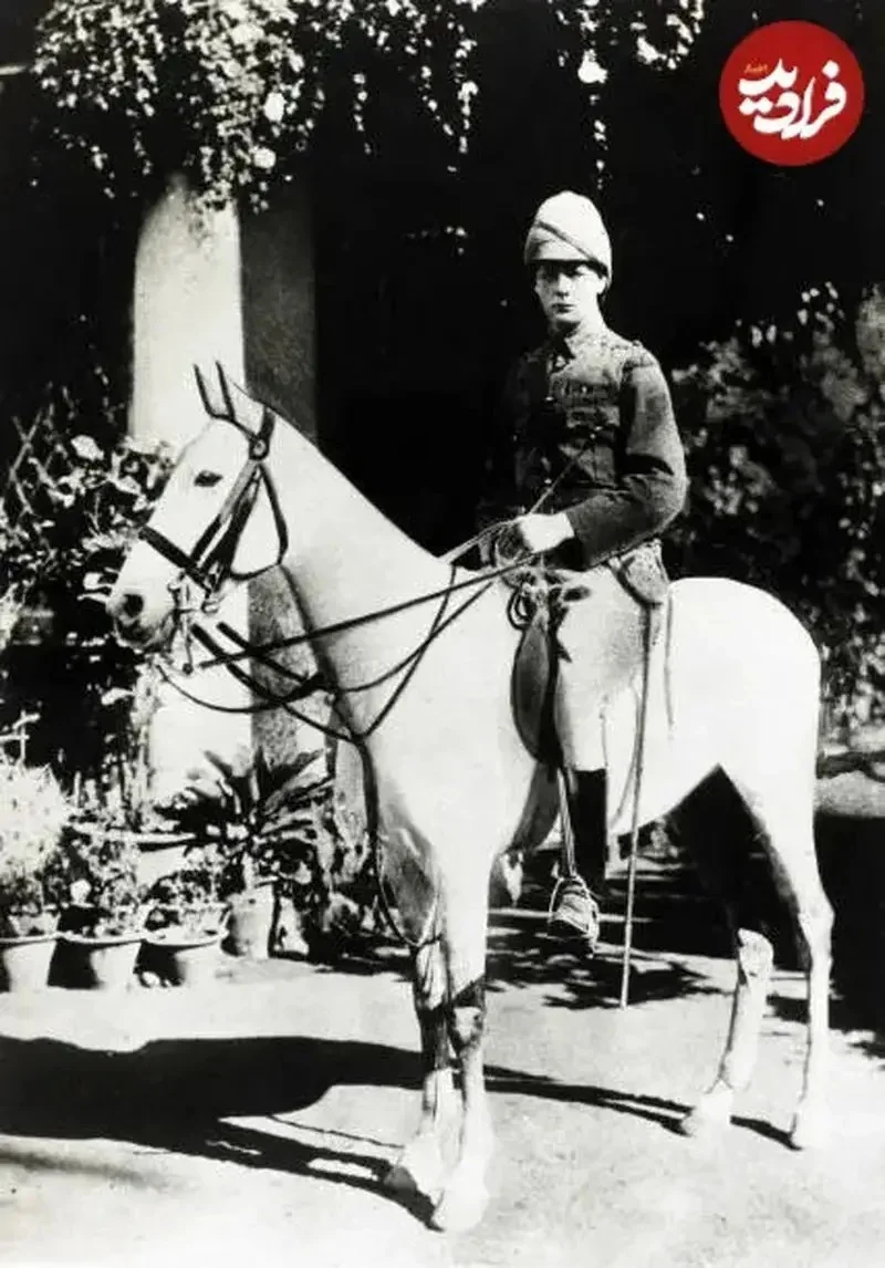 وینستون چرچیل را در حین خدمت در هنگ چهارم هوسار در هند و در سال ۱۸۹۶