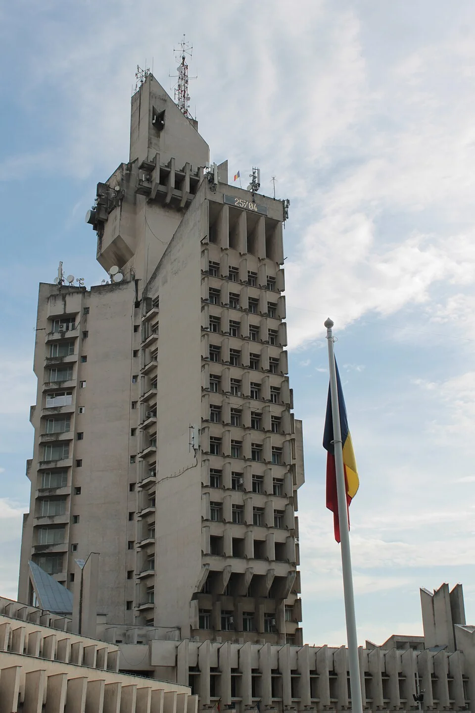 کاخ اداری ستو ماره با مشخصههای بارز معماری بروتالیسم، از جمله استفاده گسترده از بتن و تأکید بر خطوط سنگین و ساختار قدرتمند، در منظره شهری برجسته است. این ساختمان با نمای چشمگیر خود، که یادآور معماری مدرنیستی و گاهی الهامگرفته از ژانر علمی-تخیلی است، در دوره خود، نمونهای از معماری سوسیالیستی محسوب میشد. کاخ اداری ستو ماره با مشخصههای بارز معماری بروتالیسم، از جمله استفاده گسترده از بتن و تأکید بر خطوط سنگین و ساختار قدرتمند، در منظره شهری برجسته است. این ساختمان با نمای چشمگیر خود، که یادآور معماری مدرنیستی و گاهی الهامگرفته از ژانر علمی-تخیلی است، در دوره خود، نمونهای از معماری سوسیالیستی محسوب میشد.