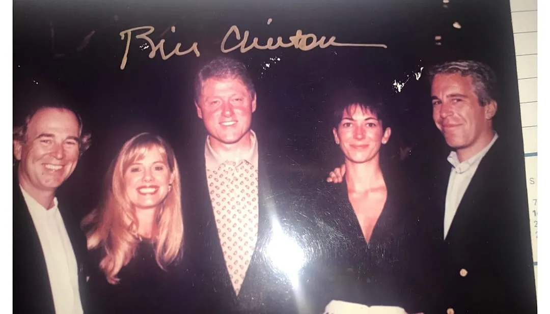 «بیل کلینتون»، رئیس جمهور پیشین آمریکا در کنار دو زن و اپستین (سمت راست) دلال جنسی «بیل کلینتون»، رئیس جمهور پیشین آمریکا در کنار دو زن و اپستین (سمت راست) دلال جنسی