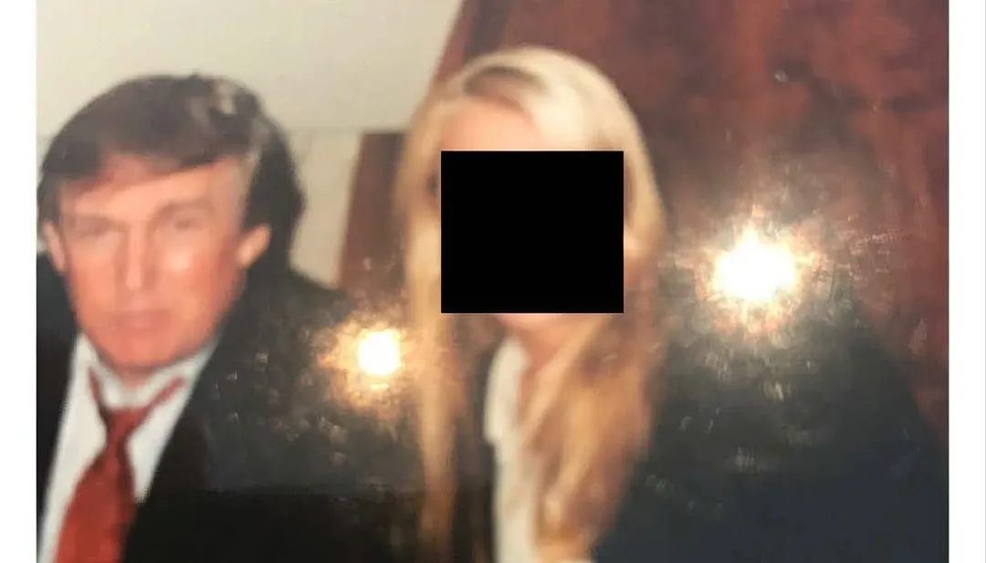 ترامپ کنار یک زن در ویلای دلال جنسی ترامپ کنار یک زن در ویلای دلال جنسی