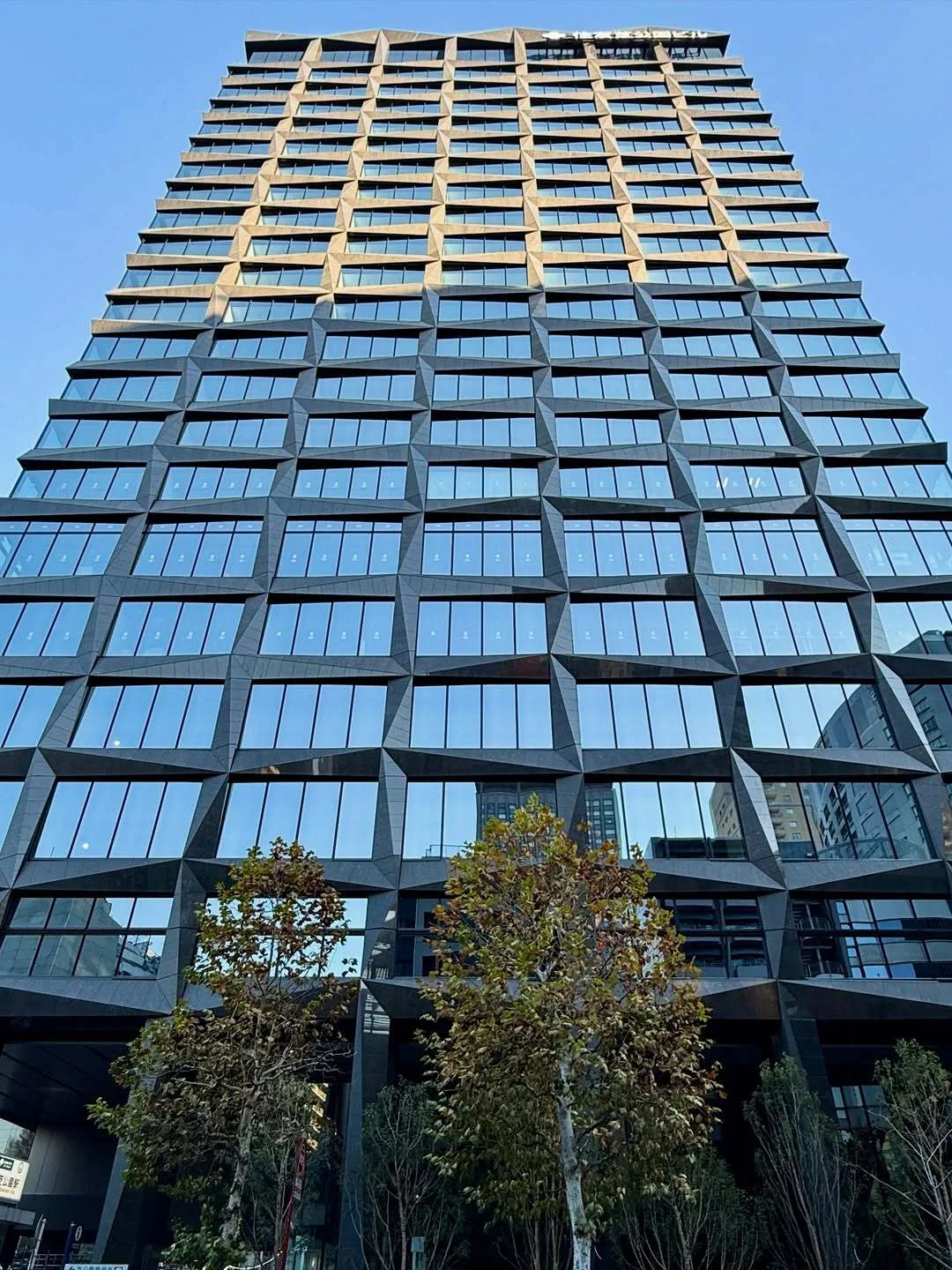 تصویر نمای بیرونی ساختمان «سومیتومو شیبا پارک» (Sumitomo Shiba Park Building) در حال ساخت در توکیو، ژاپن؛ این آسمانخراش بزرگ که توسط شرکت نیکِن سکِئی طراحی شده، یک سازه مدرن بلندمرتبه است و قرار است در سال ۲۰۲۶ تکمیل شود. تصویر نمای بیرونی ساختمان «سومیتومو شیبا پارک» (Sumitomo Shiba Park Building) در حال ساخت در توکیو، ژاپن؛ این آسمانخراش بزرگ که توسط شرکت نیکِن سکِئی طراحی شده، یک سازه مدرن بلندمرتبه است و قرار است در سال ۲۰۲۶ تکمیل شود.