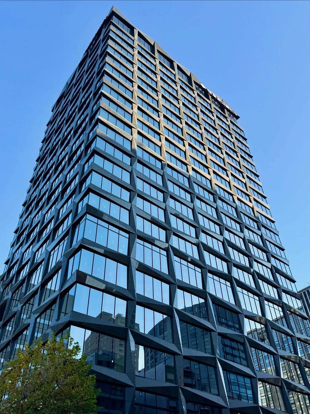 تصویر نمای بیرونی ساختمان «سومیتومو شیبا پارک» (Sumitomo Shiba Park Building) در حال ساخت در توکیو، ژاپن؛ این آسمان‌خراش بزرگ که توسط شرکت نیکِن سکِئی طراحی شده، یک سازه مدرن بلندمرتبه است و قرار است در سال ۲۰۲۶ تکمیل شود.