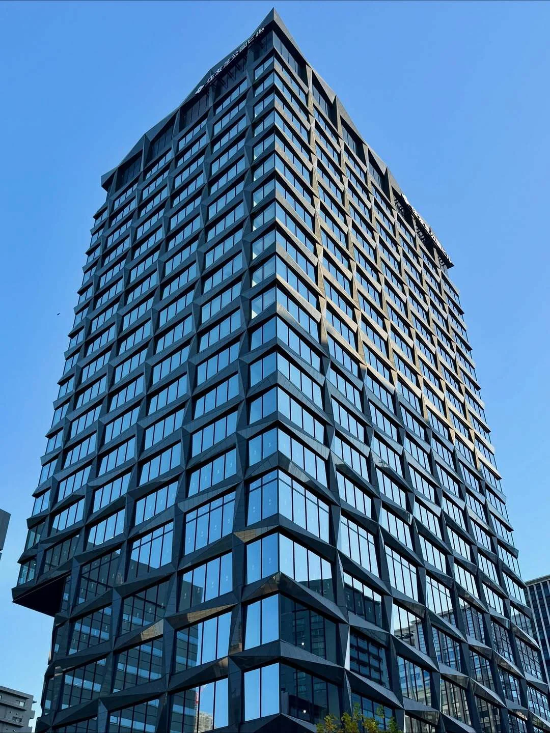 تصویر نمای بیرونی ساختمان «سومیتومو شیبا پارک» (Sumitomo Shiba Park Building) در حال ساخت در توکیو، ژاپن؛ این آسمان‌خراش بزرگ که توسط شرکت نیکِن سکِئی طراحی شده، یک سازه مدرن بلندمرتبه است و قرار است در سال ۲۰۲۶ تکمیل شود.