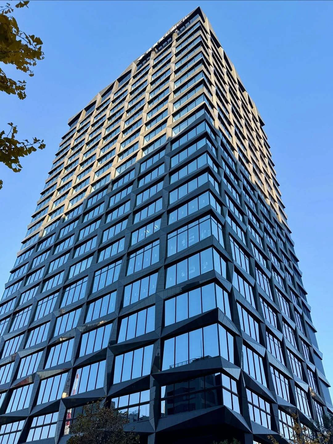 تصویر نمای بیرونی ساختمان «سومیتومو شیبا پارک» (Sumitomo Shiba Park Building) در حال ساخت در توکیو، ژاپن؛ این آسمان‌خراش بزرگ که توسط شرکت نیکِن سکِئی طراحی شده، یک سازه مدرن بلندمرتبه است و قرار است در سال ۲۰۲۶ تکمیل شود.