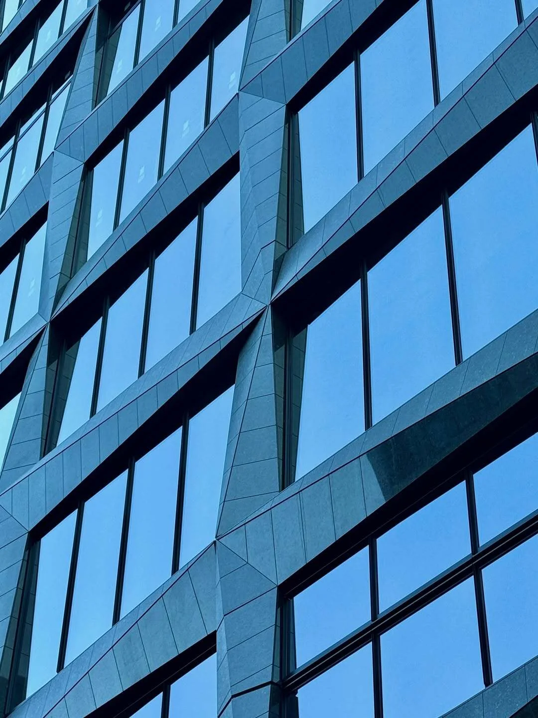 تصویر نمای بیرونی ساختمان «سومیتومو شیبا پارک» (Sumitomo Shiba Park Building) در حال ساخت در توکیو، ژاپن؛ این آسمان‌خراش بزرگ که توسط شرکت نیکِن سکِئی طراحی شده، یک سازه مدرن بلندمرتبه است و قرار است در سال ۲۰۲۶ تکمیل شود.