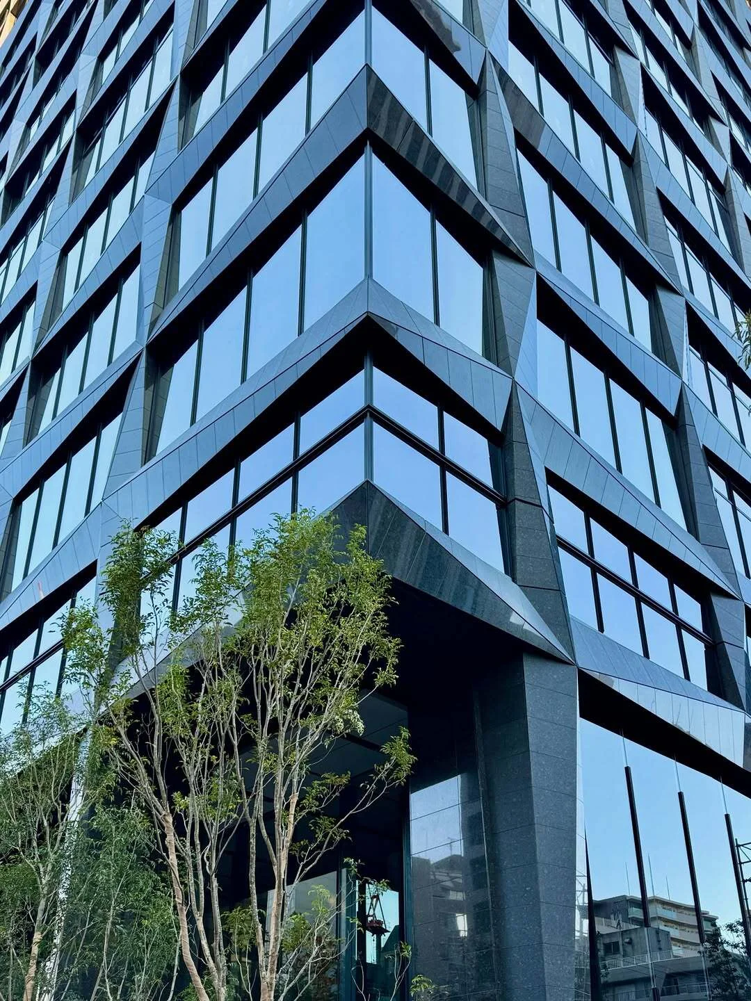 تصویر نمای بیرونی ساختمان «سومیتومو شیبا پارک» (Sumitomo Shiba Park Building) در حال ساخت در توکیو، ژاپن؛ این آسمان‌خراش بزرگ که توسط شرکت نیکِن سکِئی طراحی شده، یک سازه مدرن بلندمرتبه است و قرار است در سال ۲۰۲۶ تکمیل شود.