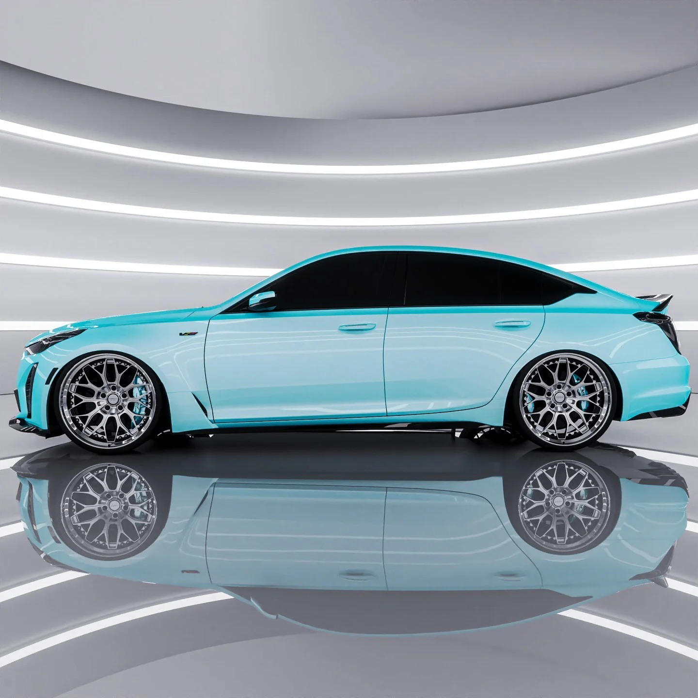 تصویری از سدان لوکس و پرفورمنس کادیلاک CT5-V بلک‌وینگ (Cadillac CT5-V Blackwing) با رنگ بدنه سفید متالیک (یخ قطبی) که بر روی رینگ‌های فورج سبک‌وزن با پوشش کرومی قرار دارد؛ این خودروی سوپرشارژر، پرچم‌دار سدان‌های اسپرت کادیلاک است.