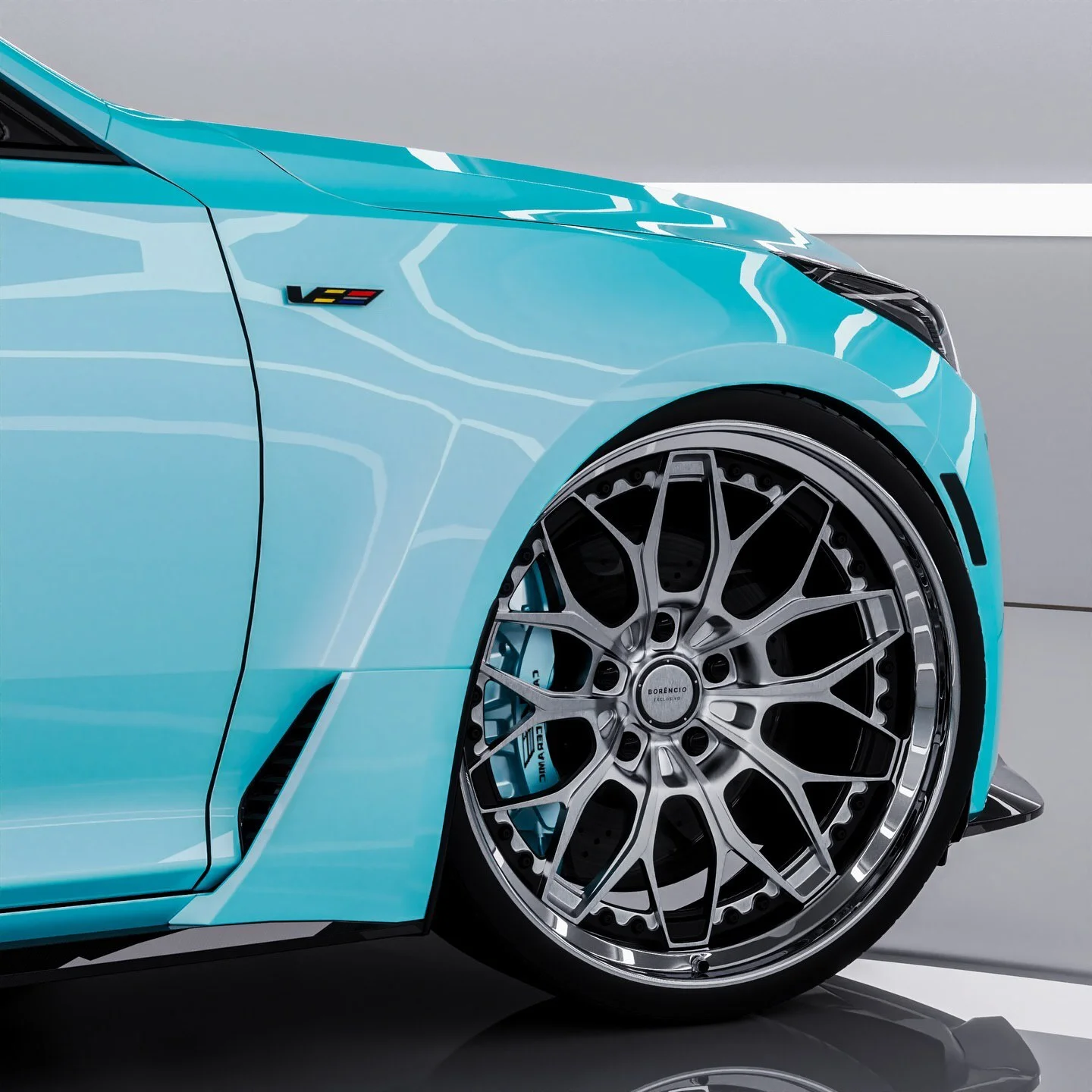 تصویری از سدان لوکس و پرفورمنس کادیلاک CT5-V بلک‌وینگ (Cadillac CT5-V Blackwing) با رنگ بدنه سفید متالیک (یخ قطبی) که بر روی رینگ‌های فورج سبک‌وزن با پوشش کرومی قرار دارد؛ این خودروی سوپرشارژر، پرچم‌دار سدان‌های اسپرت کادیلاک است.