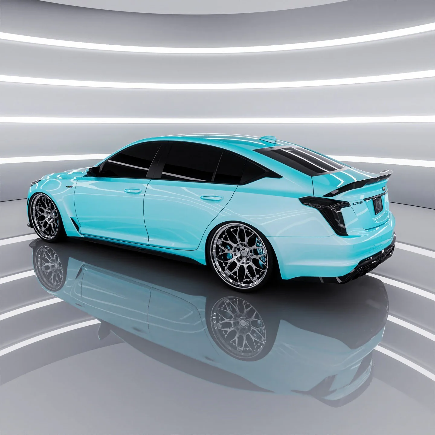 تصویری از سدان لوکس و پرفورمنس کادیلاک CT5-V بلک‌وینگ (Cadillac CT5-V Blackwing) با رنگ بدنه سفید متالیک (یخ قطبی) که بر روی رینگ‌های فورج سبک‌وزن با پوشش کرومی قرار دارد؛ این خودروی سوپرشارژر، پرچم‌دار سدان‌های اسپرت کادیلاک است.