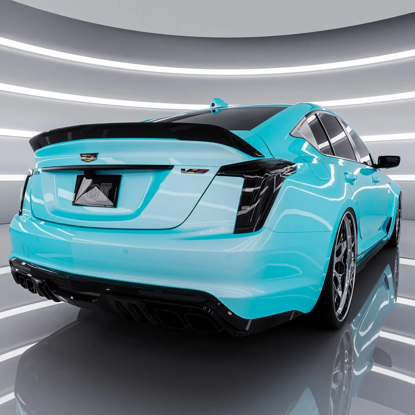 تصویری از سدان لوکس و پرفورمنس کادیلاک CT5-V بلک‌وینگ (Cadillac CT5-V Blackwing) با رنگ بدنه سفید متالیک (یخ قطبی) که بر روی رینگ‌های فورج سبک‌وزن با پوشش کرومی قرار دارد؛ این خودروی سوپرشارژر، پرچم‌دار سدان‌های اسپرت کادیلاک است.