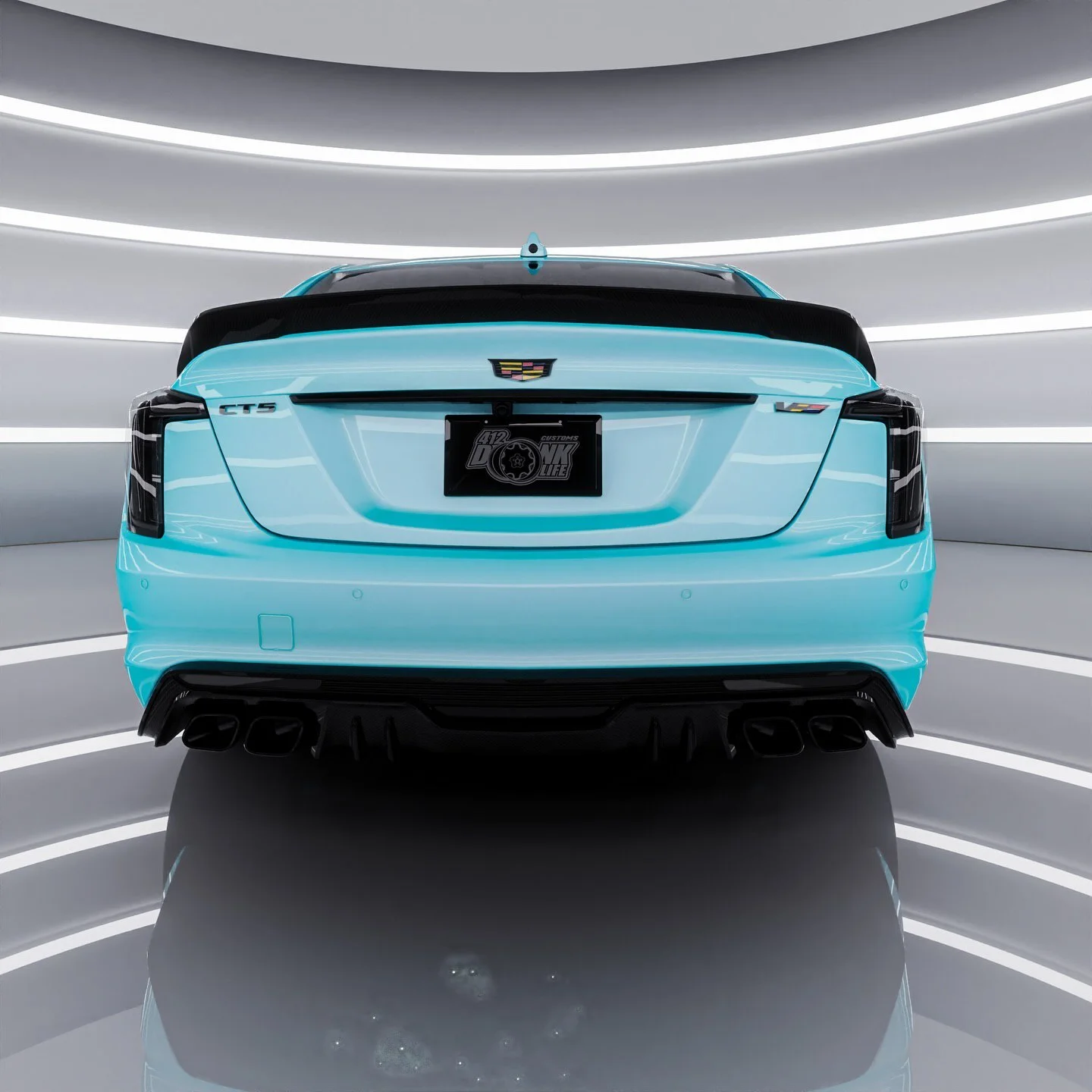 تصویری از سدان لوکس و پرفورمنس کادیلاک CT5-V بلک‌وینگ (Cadillac CT5-V Blackwing) با رنگ بدنه سفید متالیک (یخ قطبی) که بر روی رینگ‌های فورج سبک‌وزن با پوشش کرومی قرار دارد؛ این خودروی سوپرشارژر، پرچم‌دار سدان‌های اسپرت کادیلاک است.