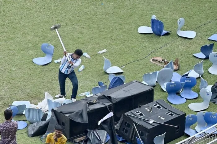 آغاز جنجالی تور هند لیونل مسی؛ پرتاب صندلی و آشوب هواداران پس از خروج زودهنگام ستاره آرژانتینی آغاز جنجالی تور هند لیونل مسی؛ پرتاب صندلی و آشوب هواداران پس از خروج زودهنگام ستاره آرژانتینی