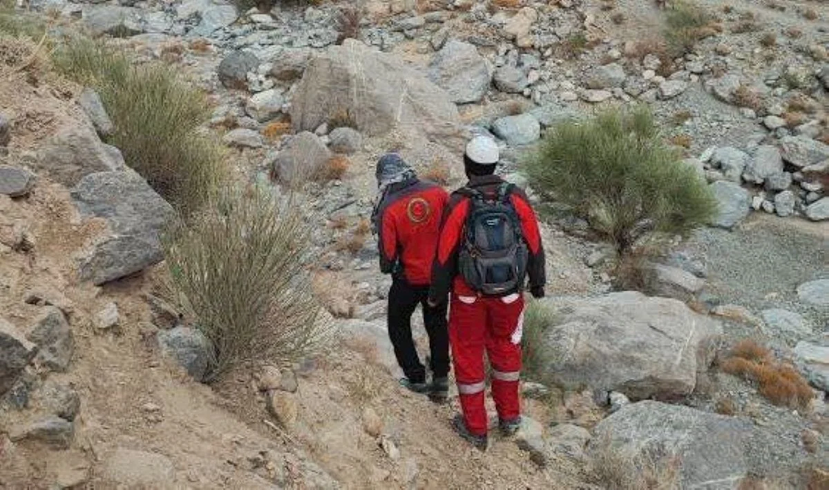 نجات نفس‌گیر ۲ کوهنورد گرفتار در ارتفاعات صعب‌العبور مهریز یزد