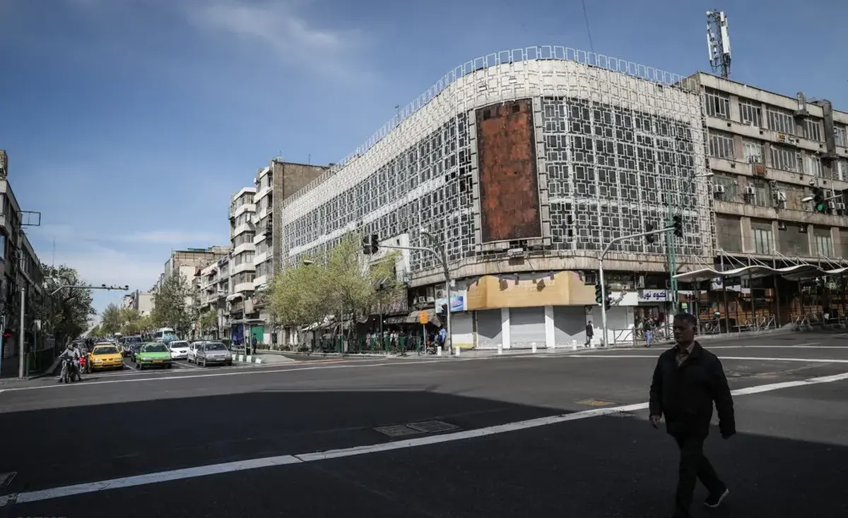 شهرداری تهران با پوشش فلزی سینما آسیا، حافظۀ معماری را به تبلیغات فروخت!