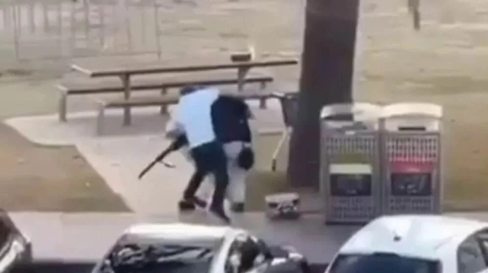 حمله مسلحانه به جشن یهودیان استرالیا: 12 كشته / 30 زخمی ( +عکس و فیلم) حمله مسلحانه به جشن یهودیان استرالیا: 12 كشته / 30 زخمی ( +عکس و فیلم)