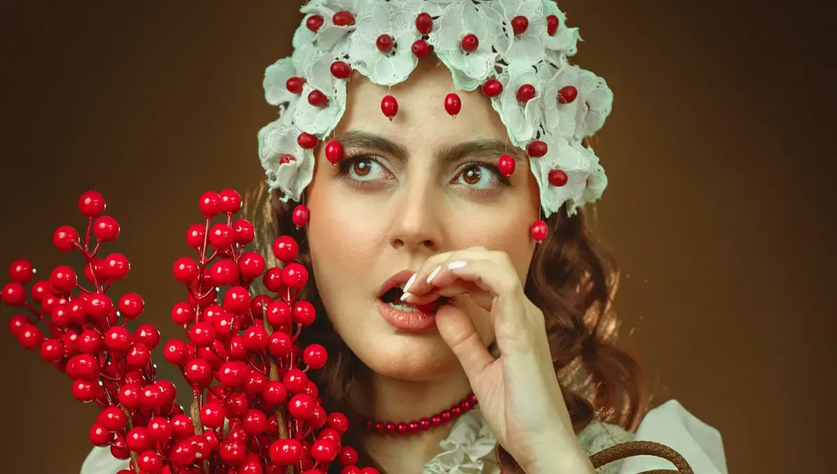 افسانه کمالی با تاج گل سفید و استایلی رمانتیک در جدیدترین فوتوشوت؛ راز جذابیت او چیست؟