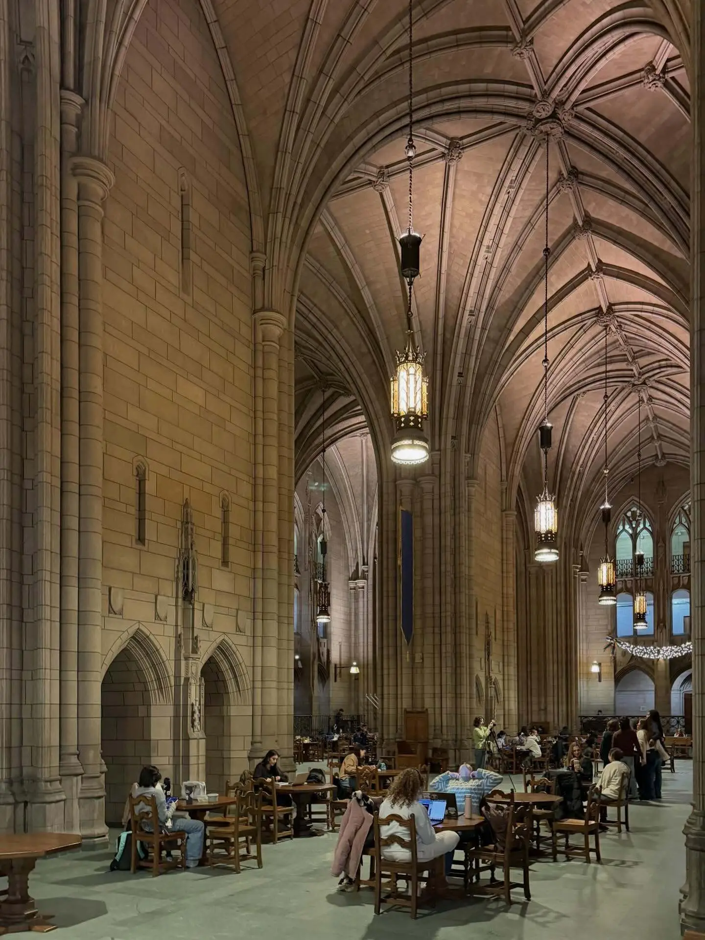 تصویری عمودی از نمای خارجی ساختمان «کلیسای جامع یادگیری» در دانشگاه پیتسبورگ؛ این آسمان‌خراش ۴۲ طبقه با معماری باشکوه نئوگوتیک، که توسط چارلز کلاودر در سال ۱۹۲۶ طراحی شده و ۲۰۰۰ فضای آموزشی را در خود جای داده است، در این عکس کاملاً مشهود است.