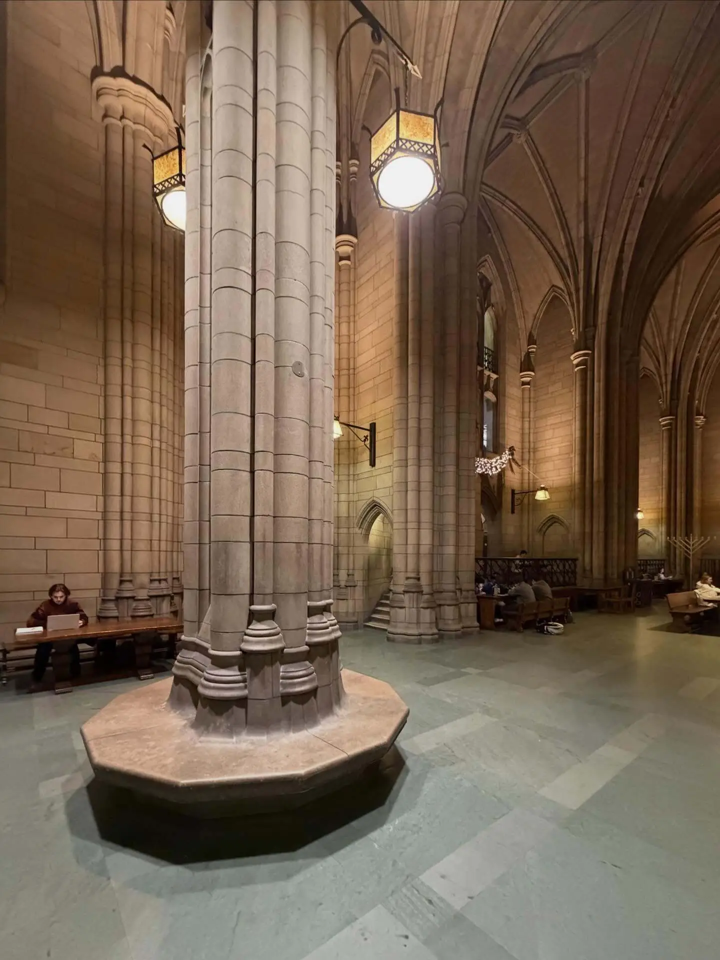 تصویری عمودی از نمای خارجی ساختمان «کلیسای جامع یادگیری» در دانشگاه پیتسبورگ؛ این آسمان‌خراش ۴۲ طبقه با معماری باشکوه نئوگوتیک، که توسط چارلز کلاودر در سال ۱۹۲۶ طراحی شده و ۲۰۰۰ فضای آموزشی را در خود جای داده است، در این عکس کاملاً مشهود است.