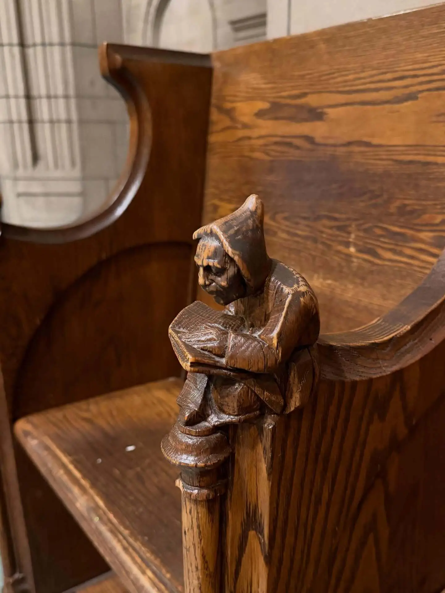 تصویری عمودی از نمای خارجی ساختمان «کلیسای جامع یادگیری» در دانشگاه پیتسبورگ؛ این آسمان‌خراش ۴۲ طبقه با معماری باشکوه نئوگوتیک، که توسط چارلز کلاودر در سال ۱۹۲۶ طراحی شده و ۲۰۰۰ فضای آموزشی را در خود جای داده است، در این عکس کاملاً مشهود است.