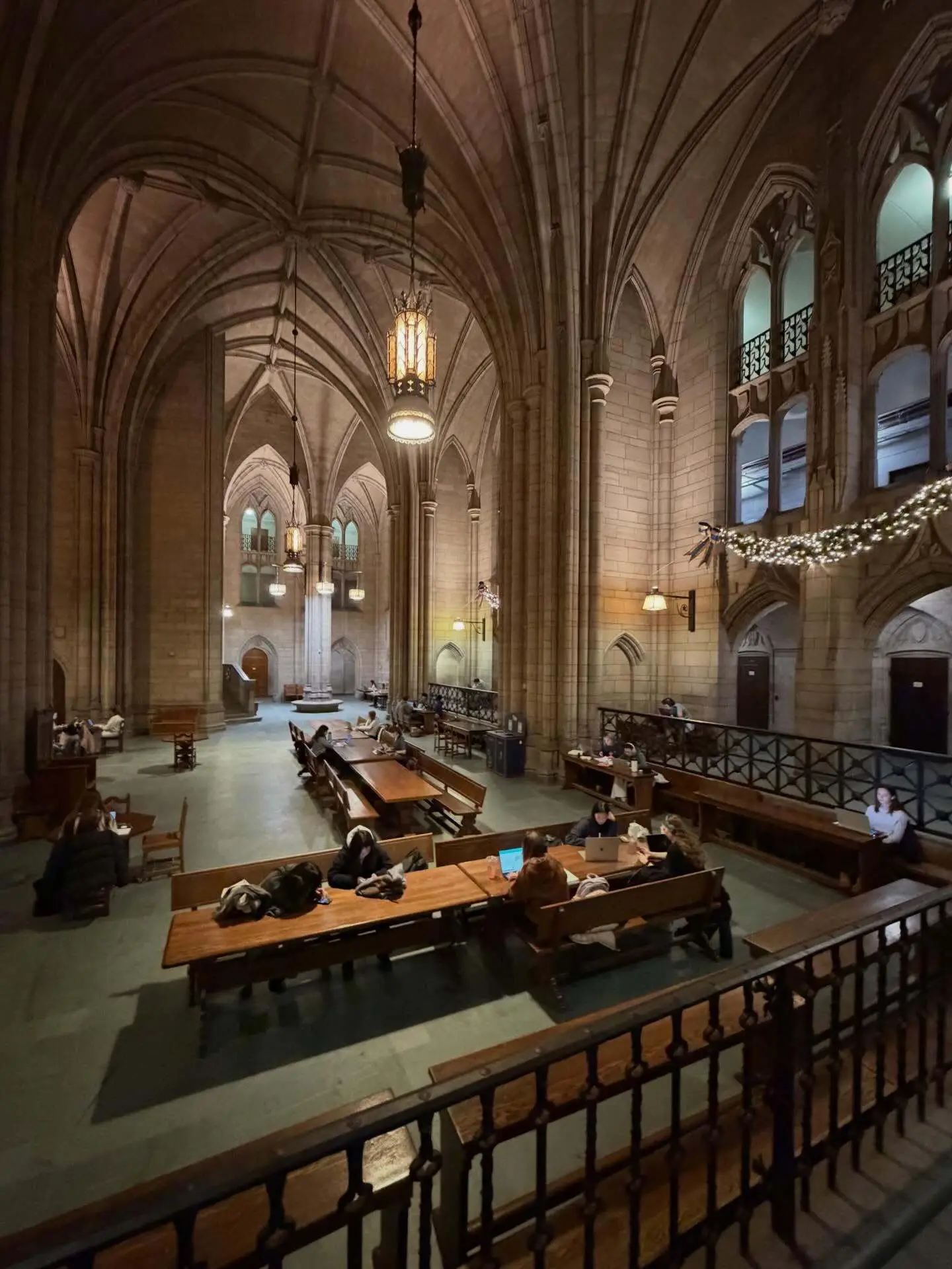 تصویری عمودی از نمای خارجی ساختمان «کلیسای جامع یادگیری» در دانشگاه پیتسبورگ؛ این آسمان‌خراش ۴۲ طبقه با معماری باشکوه نئوگوتیک، که توسط چارلز کلاودر در سال ۱۹۲۶ طراحی شده و ۲۰۰۰ فضای آموزشی را در خود جای داده است، در این عکس کاملاً مشهود است.