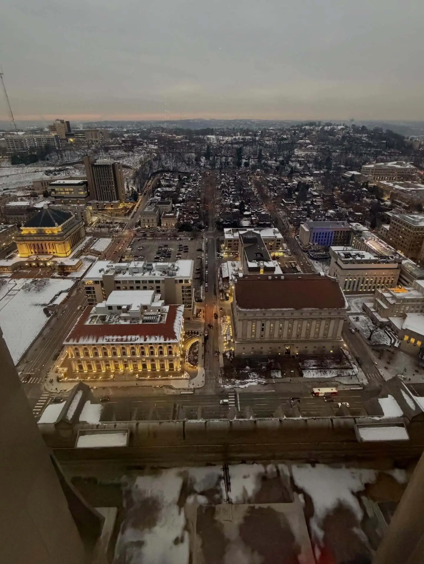 تصویری عمودی از نمای خارجی ساختمان «کلیسای جامع یادگیری» در دانشگاه پیتسبورگ؛ این آسمان‌خراش ۴۲ طبقه با معماری باشکوه نئوگوتیک، که توسط چارلز کلاودر در سال ۱۹۲۶ طراحی شده و ۲۰۰۰ فضای آموزشی را در خود جای داده است، در این عکس کاملاً مشهود است.