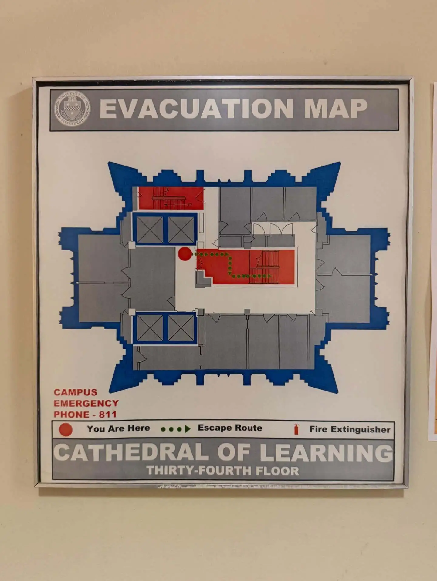 تصویری عمودی از نمای خارجی ساختمان «کلیسای جامع یادگیری» در دانشگاه پیتسبورگ؛ این آسمان‌خراش ۴۲ طبقه با معماری باشکوه نئوگوتیک، که توسط چارلز کلاودر در سال ۱۹۲۶ طراحی شده و ۲۰۰۰ فضای آموزشی را در خود جای داده است، در این عکس کاملاً مشهود است.