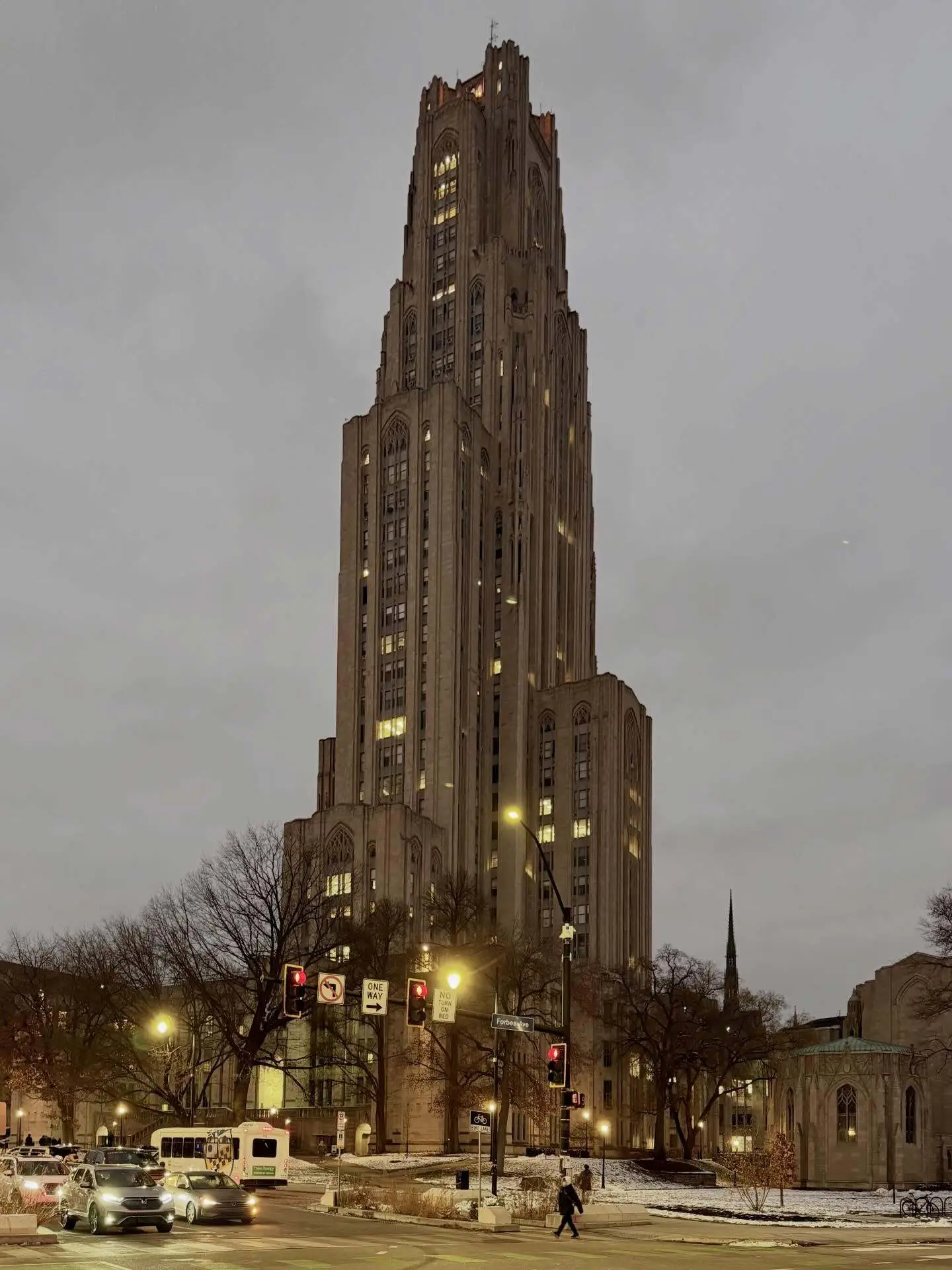 تصویری عمودی از نمای خارجی ساختمان «کلیسای جامع یادگیری» در دانشگاه پیتسبورگ؛ این آسمان‌خراش ۴۲ طبقه با معماری باشکوه نئوگوتیک، که توسط چارلز کلاودر در سال ۱۹۲۶ طراحی شده و ۲۰۰۰ فضای آموزشی را در خود جای داده است، در این عکس کاملاً مشهود است.