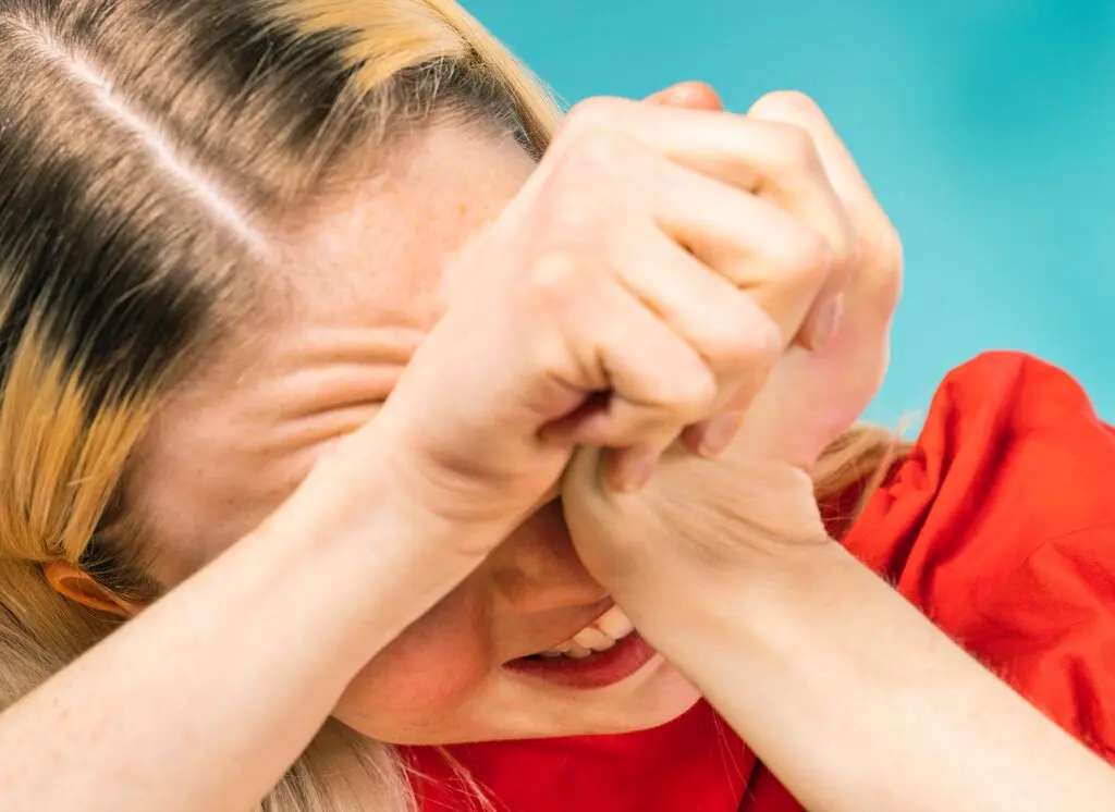 دختر نوجوان به شدت والدینش را خجالتآور می داند و حرص می خورد. دختر نوجوان به شدت والدینش را خجالتآور می داند و حرص می خورد.