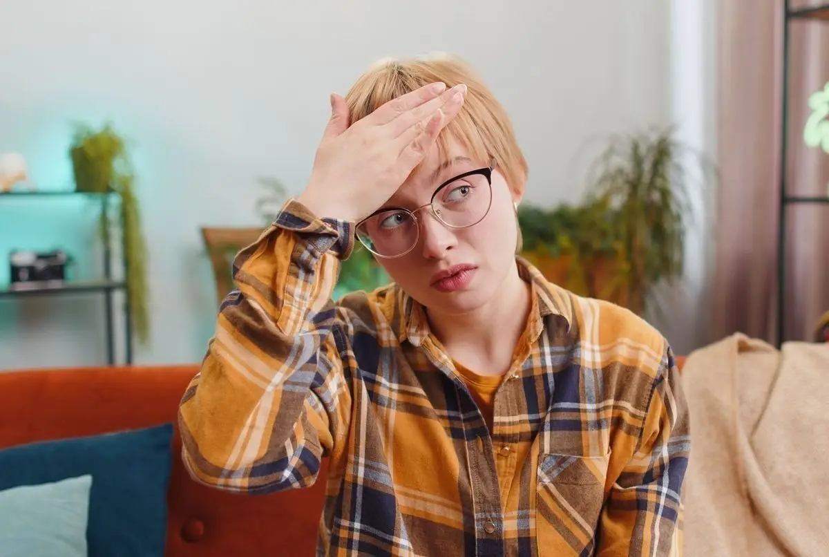 نوجوانی که از حضور والدینش احساس شرمساری می کند. نوجوانی که از حضور والدینش احساس شرمساری می کند.