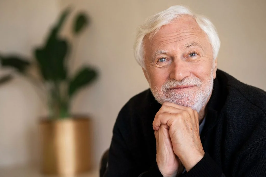 مردی کاملا موفق در دوران سالخوردگی که سال ها پیش با بازنشستگی زود هنگام به استقلال مالی رسیده است.