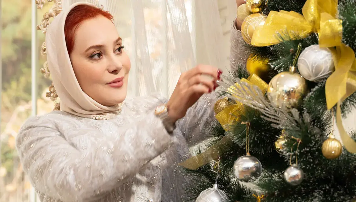 آرام جعفری با استایل درخشان و نقره‌ای؛ زمستان را با شکوه کریسمس جشن گرفت!