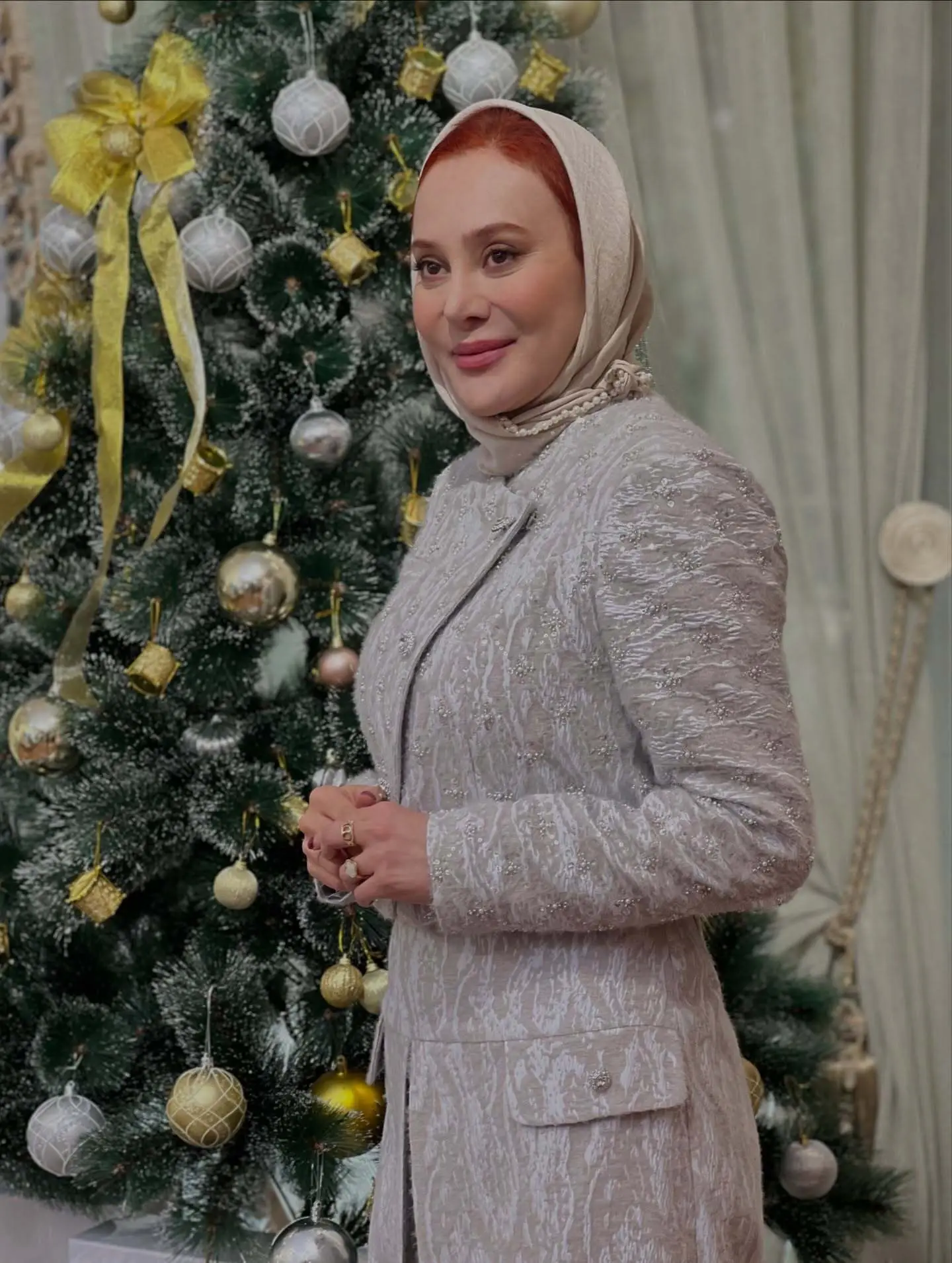 آرام جعفری با پوشش و استایل جدید کنار درخت کریسمس