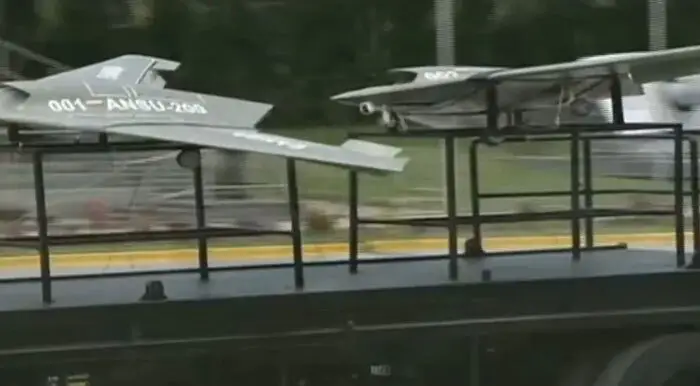 رونمایی از پهپاد ANSU-200 در رژه نظامی در کاراکاس رونمایی از پهپاد ANSU-200 در رژه نظامی در کاراکاس