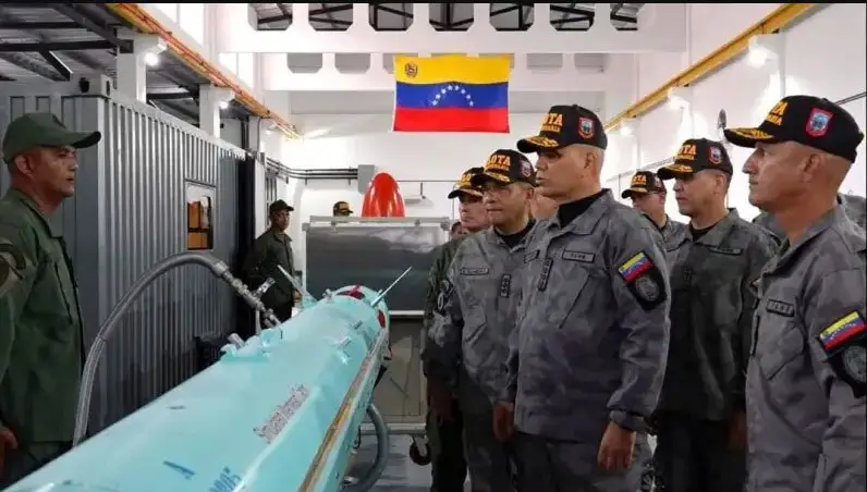 وزیر دفاع ونزوئلا در حال بازدید از موشک ضدکشتی cm-90 وزیر دفاع ونزوئلا در حال بازدید از موشک ضدکشتی cm-90