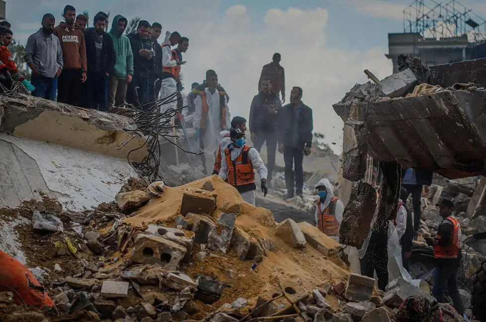 عملیات خارج کردن پیکرهای زیر آوار مانده در نوار غزه/ زوما