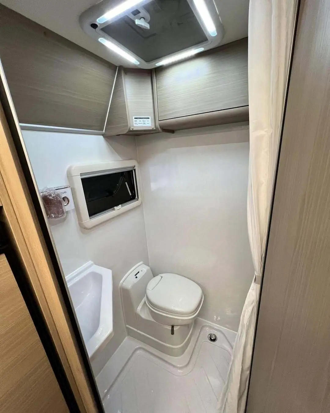 نمای خارجی خودرو کمپر چانگان Peak View RV مدل ۲۰۲۵ بر پایه پیکاپ هانتر در طبیعت، مجهز به سایه‌بان برقی و تجهیزات کمپینگ آفرودی.