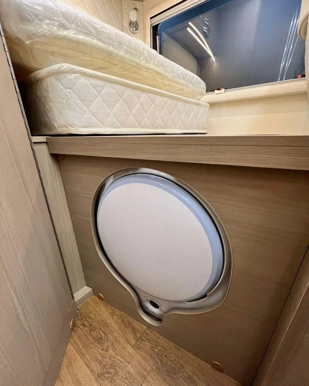 نمای خارجی خودرو کمپر چانگان Peak View RV مدل ۲۰۲۵ بر پایه پیکاپ هانتر در طبیعت، مجهز به سایه‌بان برقی و تجهیزات کمپینگ آفرودی.