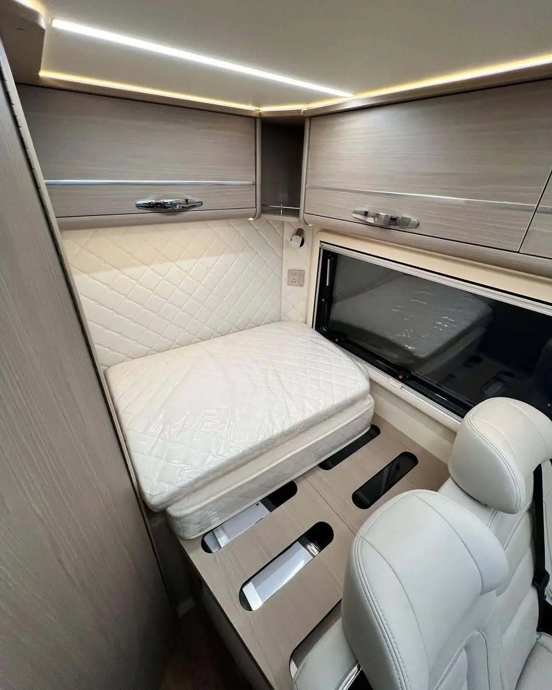 نمای خارجی خودرو کمپر چانگان Peak View RV مدل ۲۰۲۵ بر پایه پیکاپ هانتر در طبیعت، مجهز به سایه‌بان برقی و تجهیزات کمپینگ آفرودی.