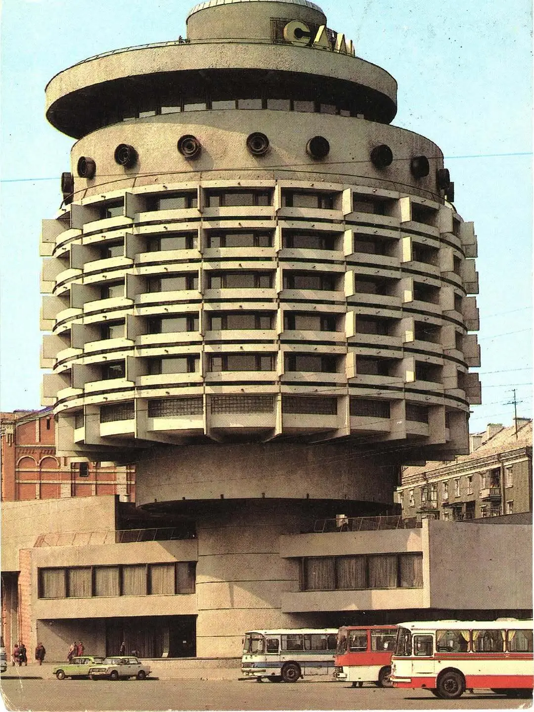 تصویر کارت‌پستال قدیمی از هتل دایره‌ای شکل سالیوت در شهر کی‌یف اوکراین با معماری سبک مدرنیسم دوران شوروی.
