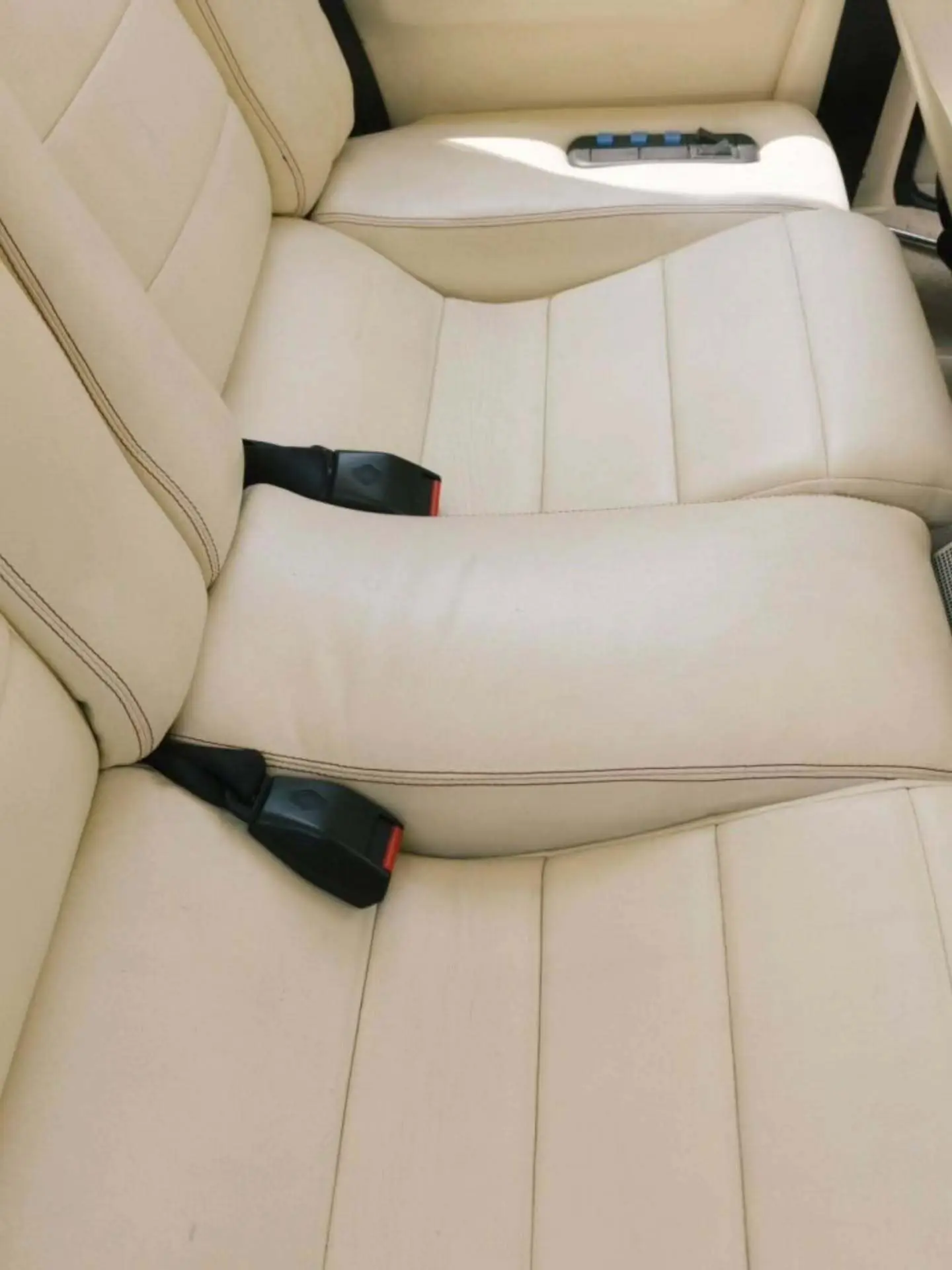 تصویر خودروی کلاسیک و نایاب اسبارو سوپر فایو (Sbarro Super Five) مدل ۱۹۸۵ با بدنه پهن سفید و چراغ‌های جلو چهارگانه در یک منظره کوهستانی.